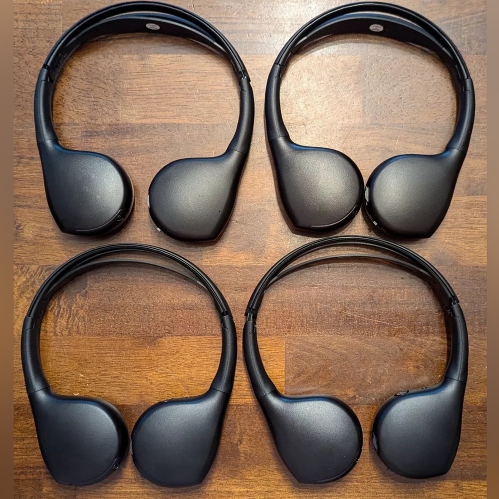 GM Accessories 22863046 Dual-Channel Wireless Infrared IR Headphones SET OF FOUR